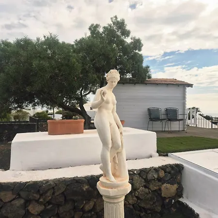 Detached With Stunning Mountain And Sea Views, 14m Pool & Sunken Hot Tub Puerto del Carmen