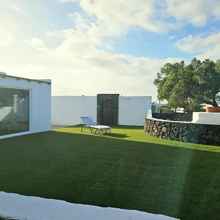 Detached With Stunning Mountain And Sea Views, 14m Pool & Sunken Hot Tub *