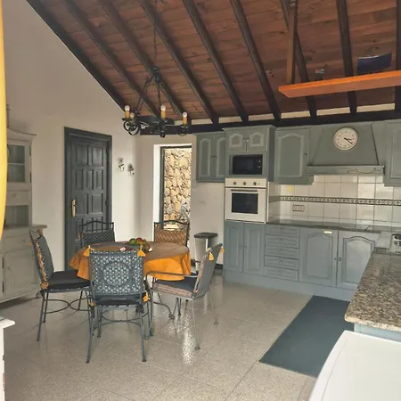 Detached With Stunning Mountain And Sea Views, 14m Pool & Sunken Hot Tub ヴィラ *