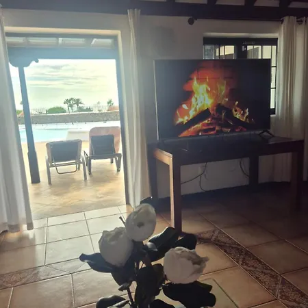 Vila Detached With Stunning Mountain And Sea Views, 14m Pool & Sunken Hot Tub Puerto del Carmen (Lanzarote)