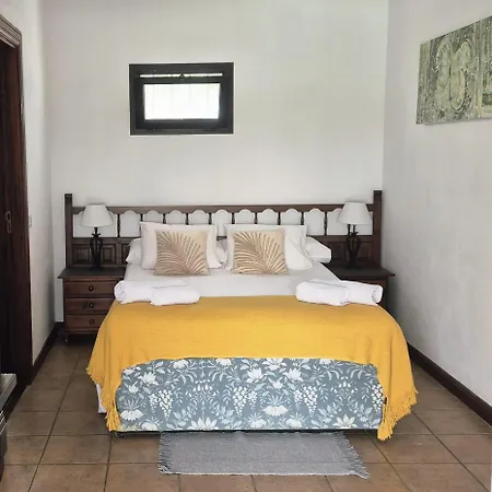 Vila Detached With Stunning Mountain And Sea Views, 14m Pool & Sunken Hot Tub Puerto del Carmen (Lanzarote)