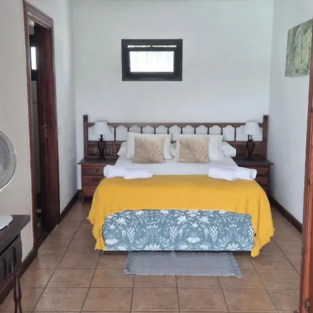 Detached With Stunning Mountain And Sea Views, 14m Pool & Sunken Hot Tub * Puerto del Carmen (Lanzarote)